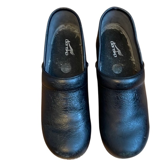 Dansko XP 2.0 Black Floral Tooled Leather Clogs Size 41 or 10.5 Women GUC - Picture 1 of 7